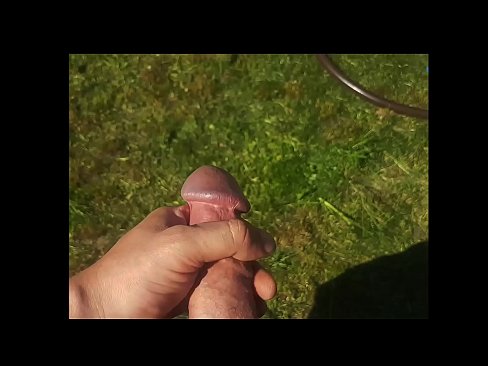 ❤️ O bunăciune fierbinte își face sex cu păsărica roz și ejaculează cu un squirt într-o grădină de vară ❤❌ at ro.pornosexphoto.ru ❌